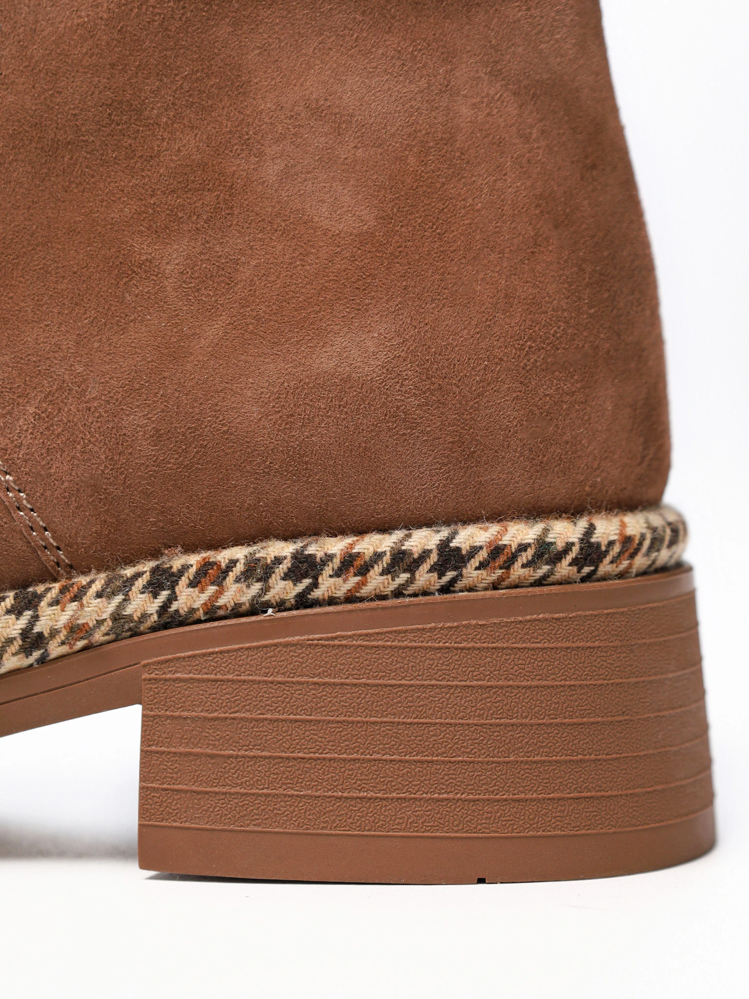 Ботинки коричневого цвета на широком среднем каблуке